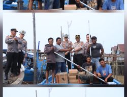 Dukung Program Prioritas Kapolri, Polri Bersama Masyarakat, Kapolres Inhil Serahkan Bantuan 3 (Tiga ) Mesin Katinting kepada Nelayan